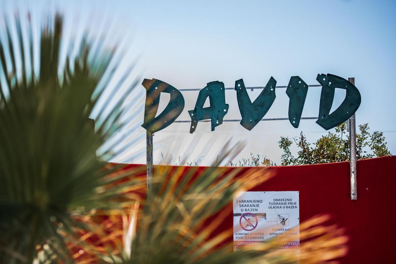 David Lux Beach Rooms Dobra Voda Bagian luar foto