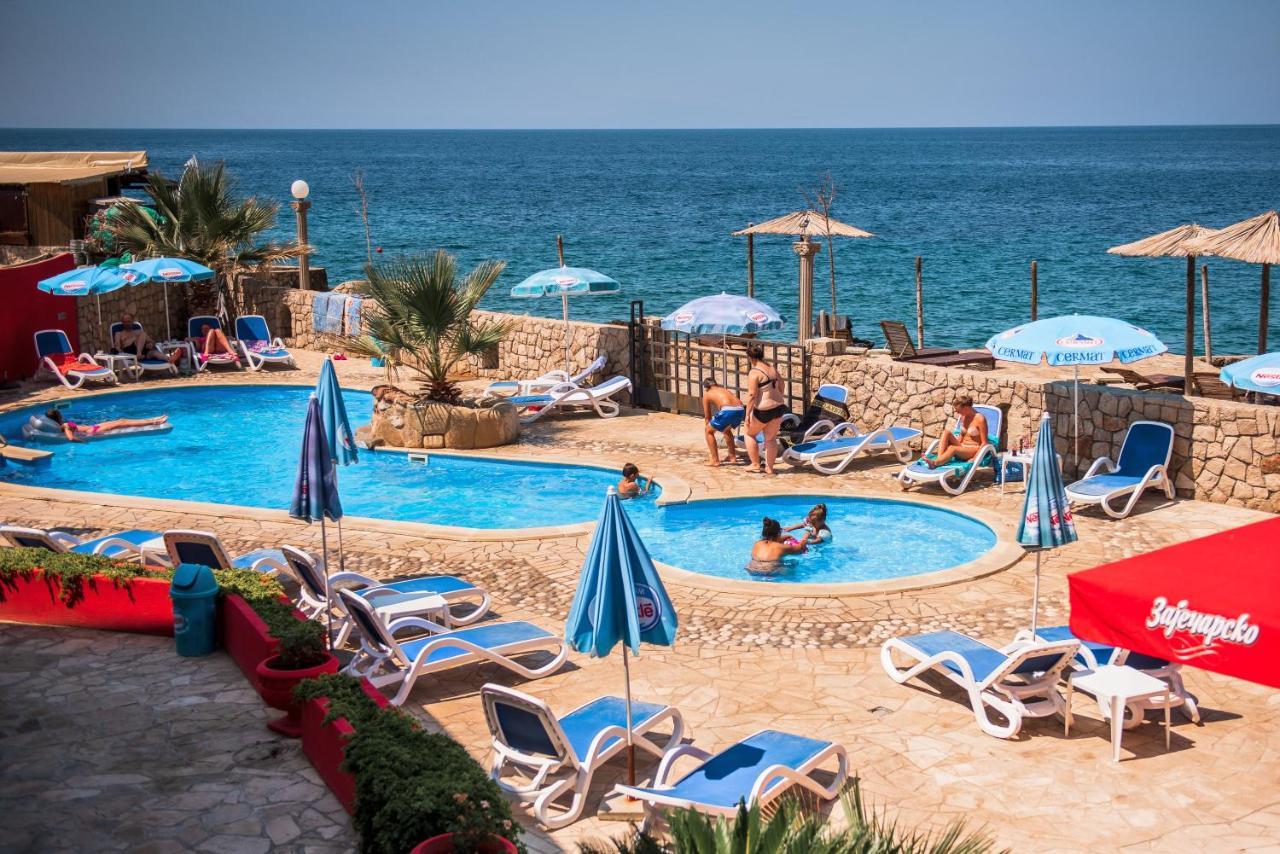 David Lux Beach Rooms Dobra Voda Bagian luar foto